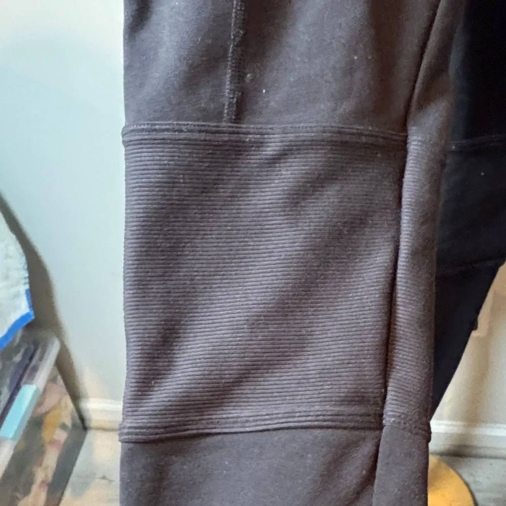 ALO Yoga Charcoal Leggings - Picture 3 of 5